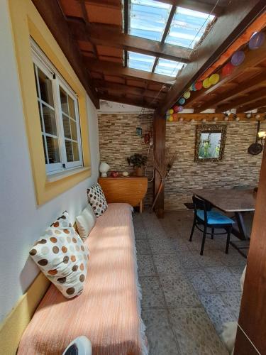 een woonkamer met een bank en een tafel bij Peniche House in Atouguia da Baleia