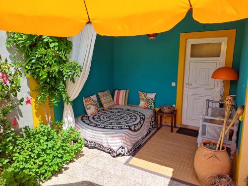 een slaapkamer met een bed en een blauwe muur bij Peniche House in Atouguia da Baleia
