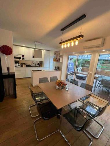 une cuisine avec une table et des chaises dans une pièce dans l'établissement C - Maison 10 min PARIS EXPO - 5 rooms/5 beds, à Arcueil