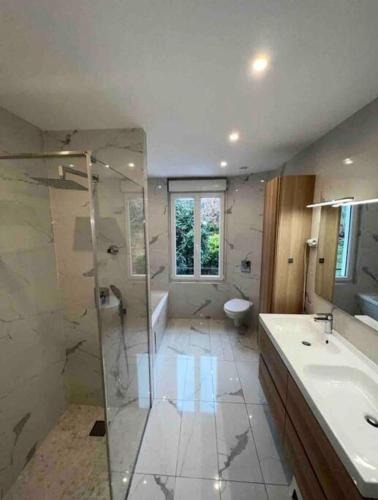 une salle de bain avec une douche, un lavabo et des toilettes dans l'établissement C - Maison 10 min PARIS EXPO - 5 rooms/5 beds, à Arcueil