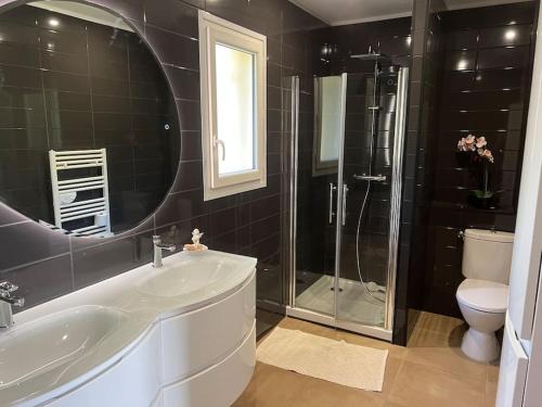 une salle de bain avec un lavabo, une douche et des toilettes dans l'établissement jolie villa avec vue mer, à Bormes-les-Mimosas