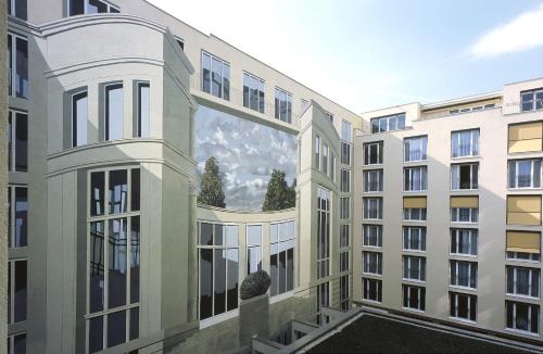 a building with a window with a reflection of a sky at relexa hotel Stuttgarter Hof in Berlin