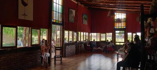 Vista Flores的住宿－Finca La Valletana，一间房间,人们坐在餐厅桌子旁