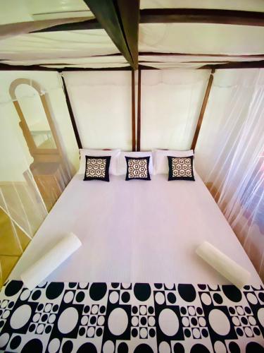 Un pat sau paturi într-o cameră la the td douts beach