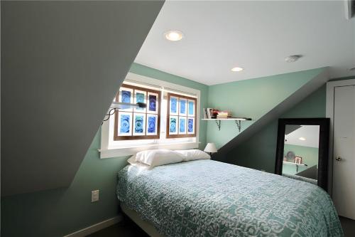 sypialnia z zielonymi ścianami i łóżkiem z oknem w obiekcie Apartment 4bdr 2-3 floor, waterview, walk to beach w mieście Middletown