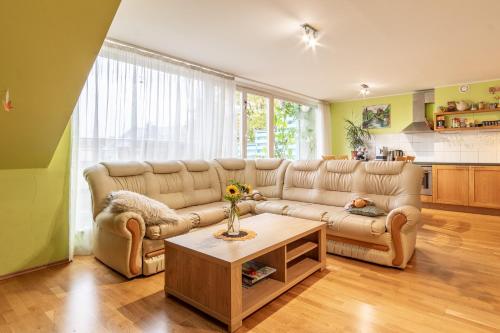 uma sala de estar com um sofá e uma mesa em HermiinStay - apartment with sauna and hot tub em Tartu