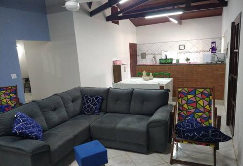 a living room with a couch and a kitchen at Chácara em Indaiatuba in Indaiatuba