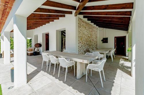 un patio al aire libre con mesa de madera y sillas en Villa JAP, en Benidorm