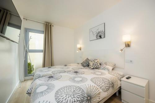 1 dormitorio con cama y ventana en Apartamento Olga, en Cala Millor