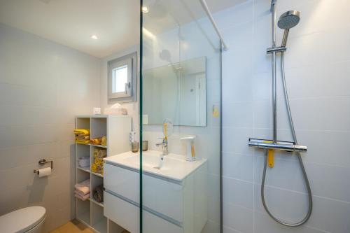 a bathroom with a shower and a sink and a toilet at Apartamento Olga in Cala Millor