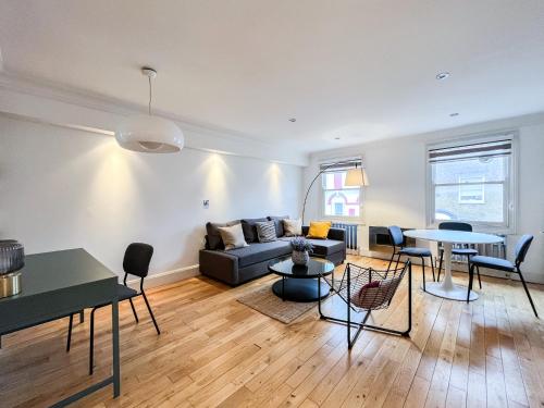 uma sala de estar com um sofá e uma mesa em Large and very stylish apartment em Londres
