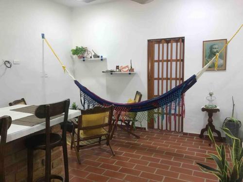 a room with a hammock and a table and chairs at Apartamento Concepción Mompox in Mompós
