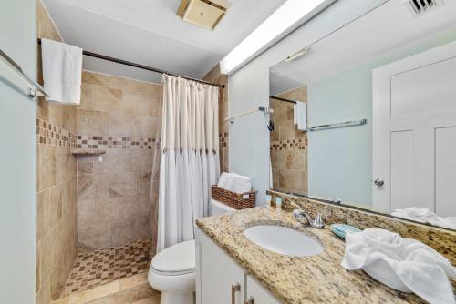 ein Bad mit einem Waschbecken und einem WC in der Unterkunft Harbour Place 104 in Gulf Shores
