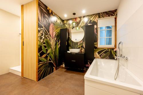La salle de bains est pourvue d'un lavabo et d'un miroir. dans l'établissement LIT LIVING Weinheim Altstadt - Boutique Apartments, à Weinheim