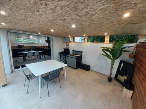 une cuisine et une salle à manger avec une table et des chaises dans l'établissement Chez Emoun et Lina, à Caussade