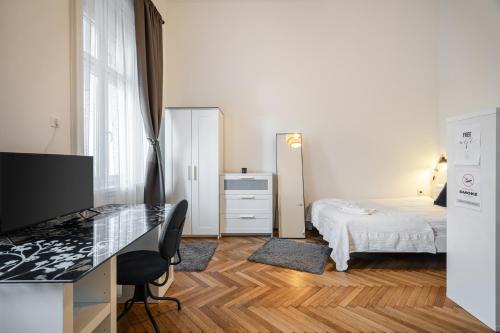 Piccola camera con letto, scrivania e letto di Elementa Luxe Apartment a Budapest