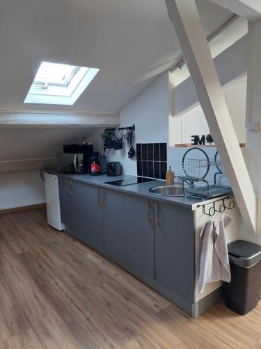 une cuisine avec un évier et un plan de travail dans l'établissement Loft Cosy NICE centre ville, à Nice