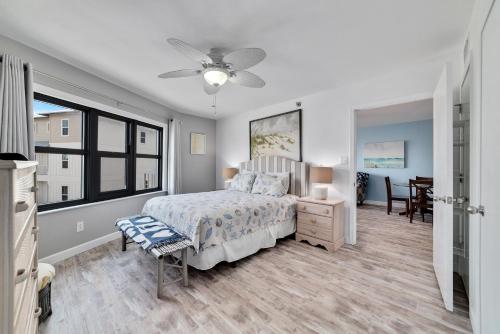 een slaapkamer met een bed en een raam bij Harbour Place 203 in Gulf Shores