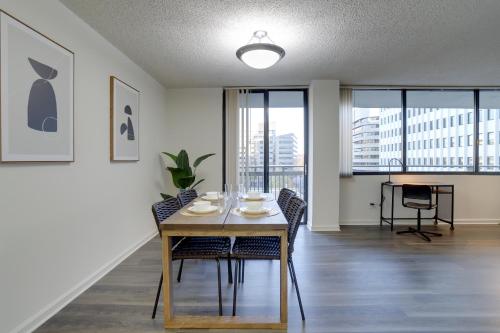 uma sala de jantar com uma mesa e algumas cadeiras em Stay with Style in this Condo at Crystal City em Arlington