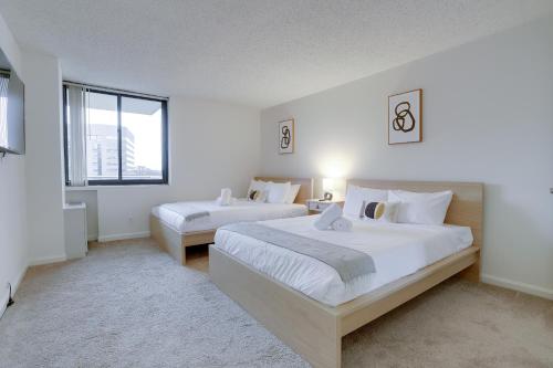 A bed or beds in a room at Stay with Style in this Condo at Crystal City