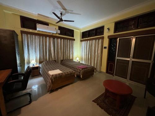 Habitación de hotel con cama y sofá en Nivriti (Bliss) Homestay, en Guwahati