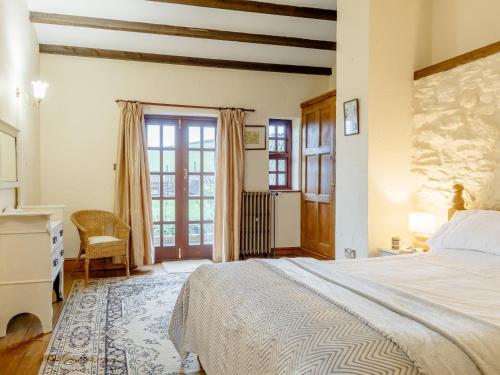 Un dormitorio con una cama grande y una ventana en 1 bed property in Gower 77980, en Penclawdd