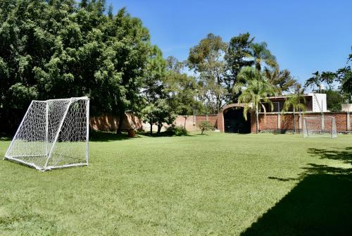un but de football au milieu d'un champ dans l'établissement Villas de Morenos, à Buenavista