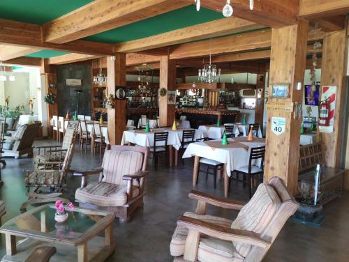 un restaurante con mesas y sillas y un bar en Alejandro en Junín de los Andes