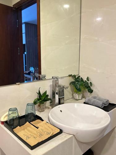 y baño con lavabo blanco y espejo. en LaLaHome Bắc Ninh en Bắc Ninh