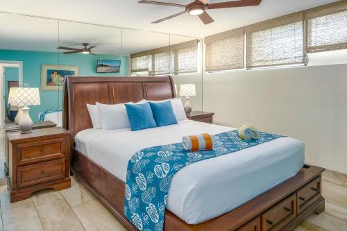 1 dormitorio con 1 cama y ventilador de techo en Maui Parkshore 307 - Stunning Remodel, Ocean Views, en Wailea