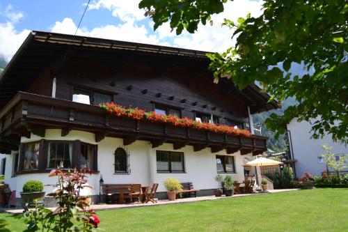 a house with a balcony with flowers on it at Appartements Falkner Dorli in Oetz