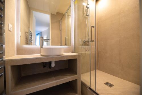 une salle de bain avec un lavabo et une douche dans l'établissement Amazing flat - CHAMPS ELYSEES, à Paris