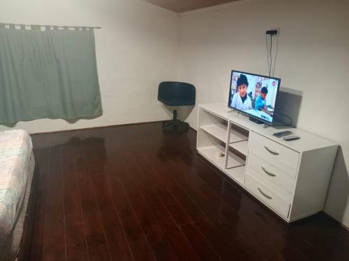 - une chambre avec une commode blanche et une télévision dans l'établissement Casa de campo alquiler temporario, à Mar del Plata