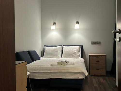 ein Schlafzimmer mit einem Bett mit zwei Handtüchern darauf in der Unterkunft Nad rzeką XL Luxury in Piła