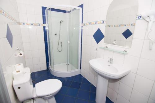 e bagno con servizi igienici, lavandino e doccia. di Willa Nova - Centrum a Szklarska Poręba
