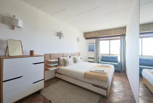 Postel nebo postele na pokoji v ubytování Stunning Beach Sunset View, By TimeCooler