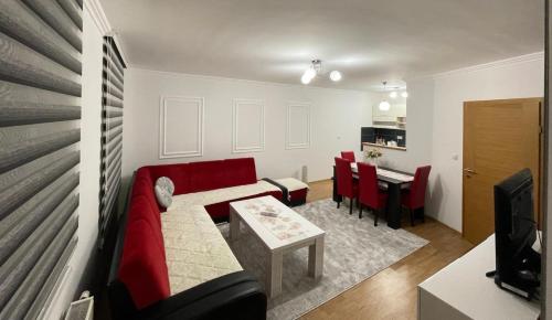uma sala de estar com um sofá vermelho e uma mesa em HG3 Jelah Stan na Dan em Jelah
