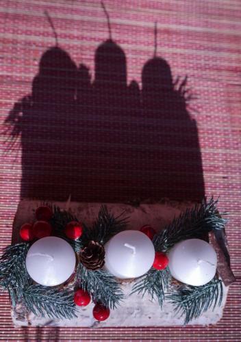 a christmas wreath with three white lights on a table at Cabana Staier in Anina