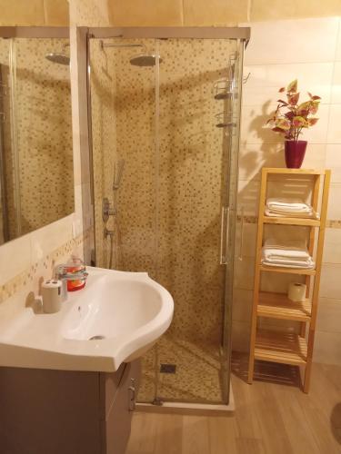 ein Bad mit einem Waschbecken und einer Dusche in der Unterkunft CASA NEL QUARTIERE DELLE CERAMICHE in Grottaglie