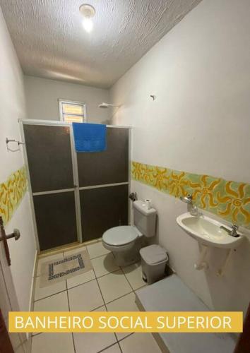 La salle de bains est pourvue de toilettes et d'un lavabo. dans l'établissement Casa com vista mar. Um paraíso próximo à praia!, à Ilhéus