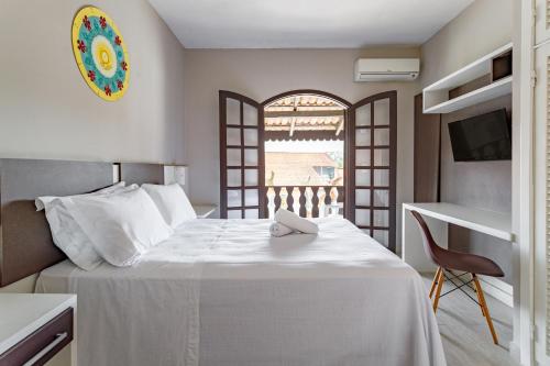 佛羅安那波里的住宿－Pousada Vô Santino，卧室配有白色床、椅子和窗户