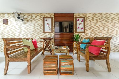 un soggiorno con 2 sedie e un divano di Pousada Vô Santino a Florianópolis