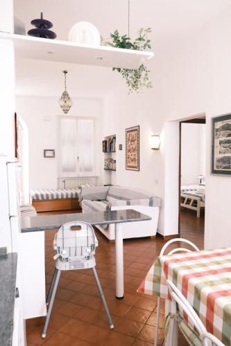 sala de estar con mesa y sofá en A pochi passi dal mare by PortofinoVacanze en Bonassola