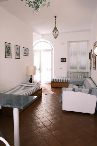 sala de estar con cama y sofá en A pochi passi dal mare by PortofinoVacanze, en Bonassola