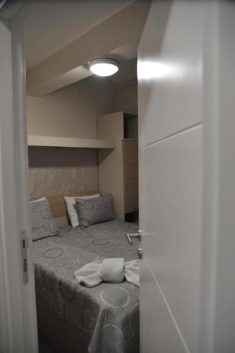 Cette petite chambre comprend un lit. dans l'établissement Hotel Srebrna lisica, à Kopaonik