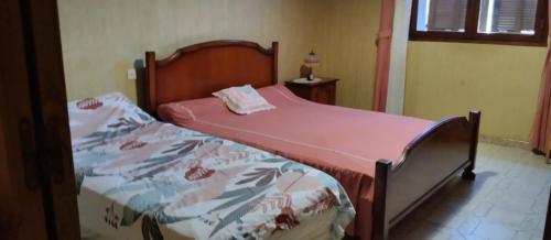 1 Schlafzimmer mit 2 Einzelbetten in einem Zimmer in der Unterkunft Maison en pierre de taille in Petreto-Bicchisano