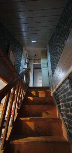 eine Treppe, die zu einem Gebäude mit einer Tür führt in der Unterkunft Guim appart in Guimiliau