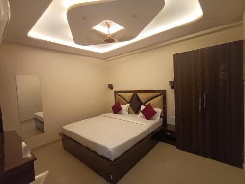 a bedroom with a bed with a ceiling at Kashi Vandanam Homestay in Varanasi