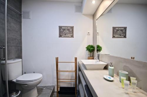 y baño con aseo y lavamanos. en Akicity Amoreiras Jade, en Lisboa