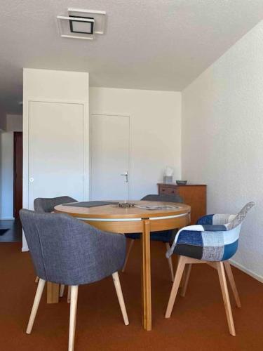 une salle à manger avec une table et deux chaises dans l'établissement Appmt 4 pers aux pieds des pistes, à Lamoura